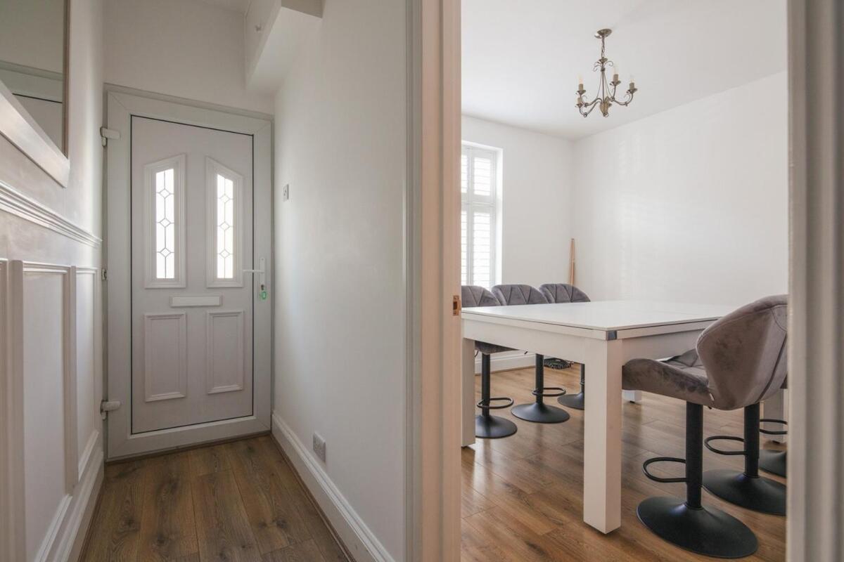 Spacious 3 Bedroom Home With Ps5 And Pool Table Near O2 Arena Canary Wharf And Elizabeth Line To Central London Exterior foto