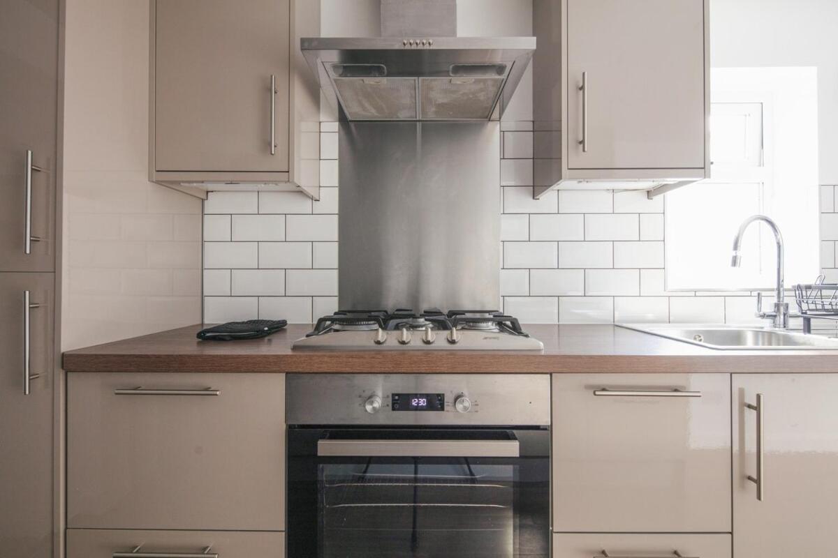 Spacious 3 Bedroom Home With Ps5 And Pool Table Near O2 Arena Canary Wharf And Elizabeth Line To Central London Exterior foto