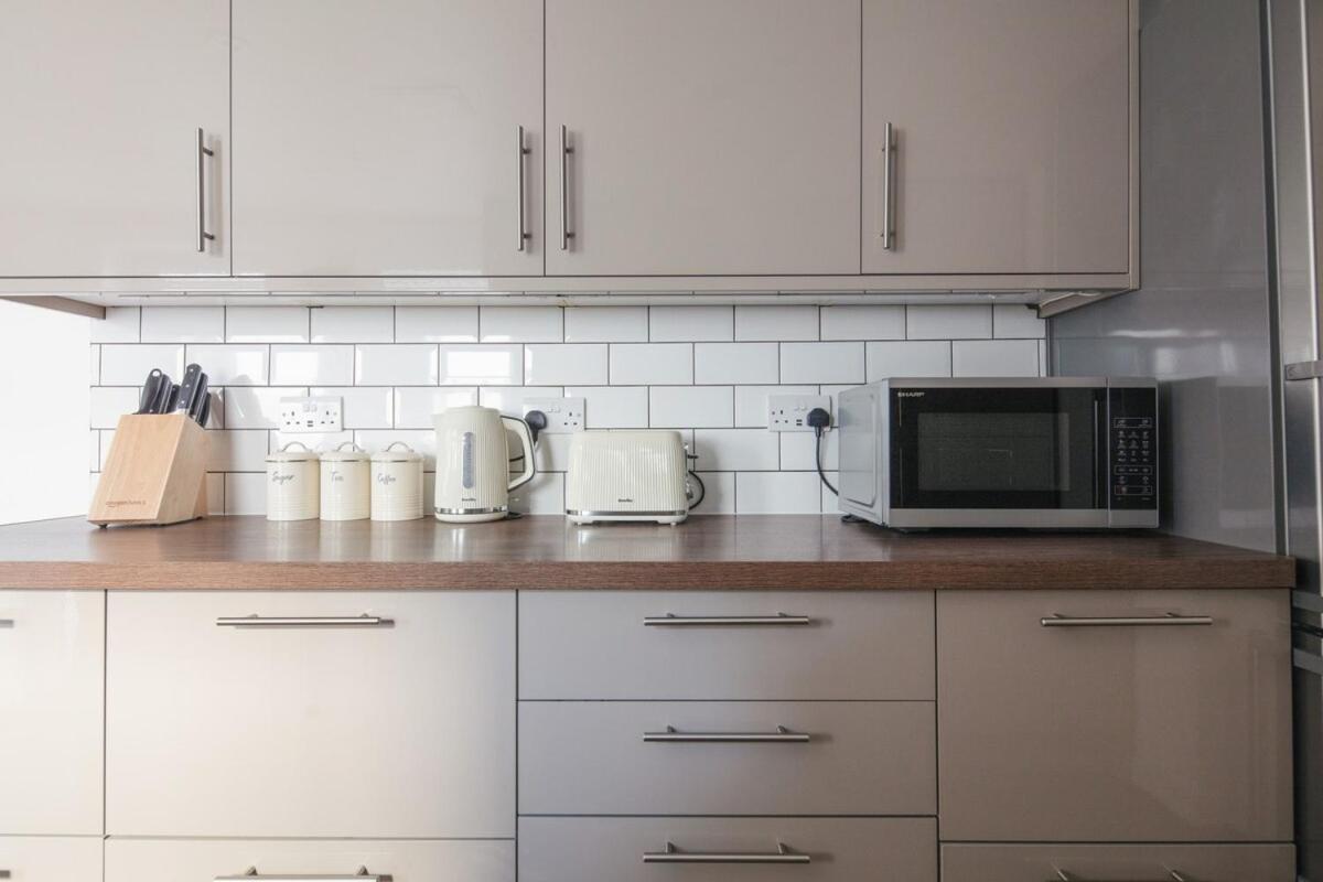 Spacious 3 Bedroom Home With Ps5 And Pool Table Near O2 Arena Canary Wharf And Elizabeth Line To Central London Exterior foto